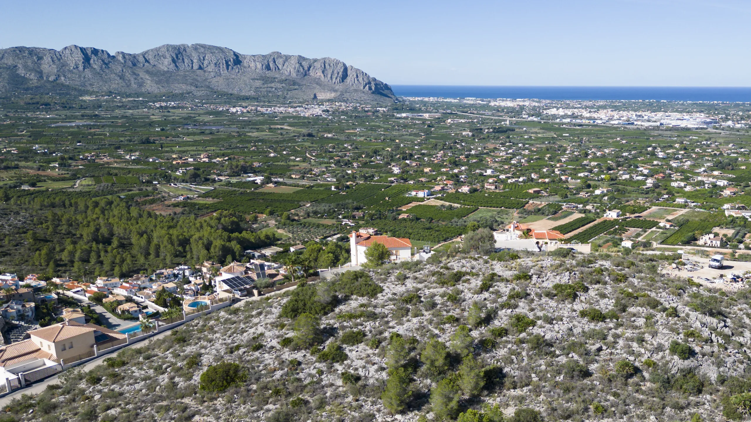 La cumbre de Monte Solana con el Montgó y el Mediterráneo al fondo